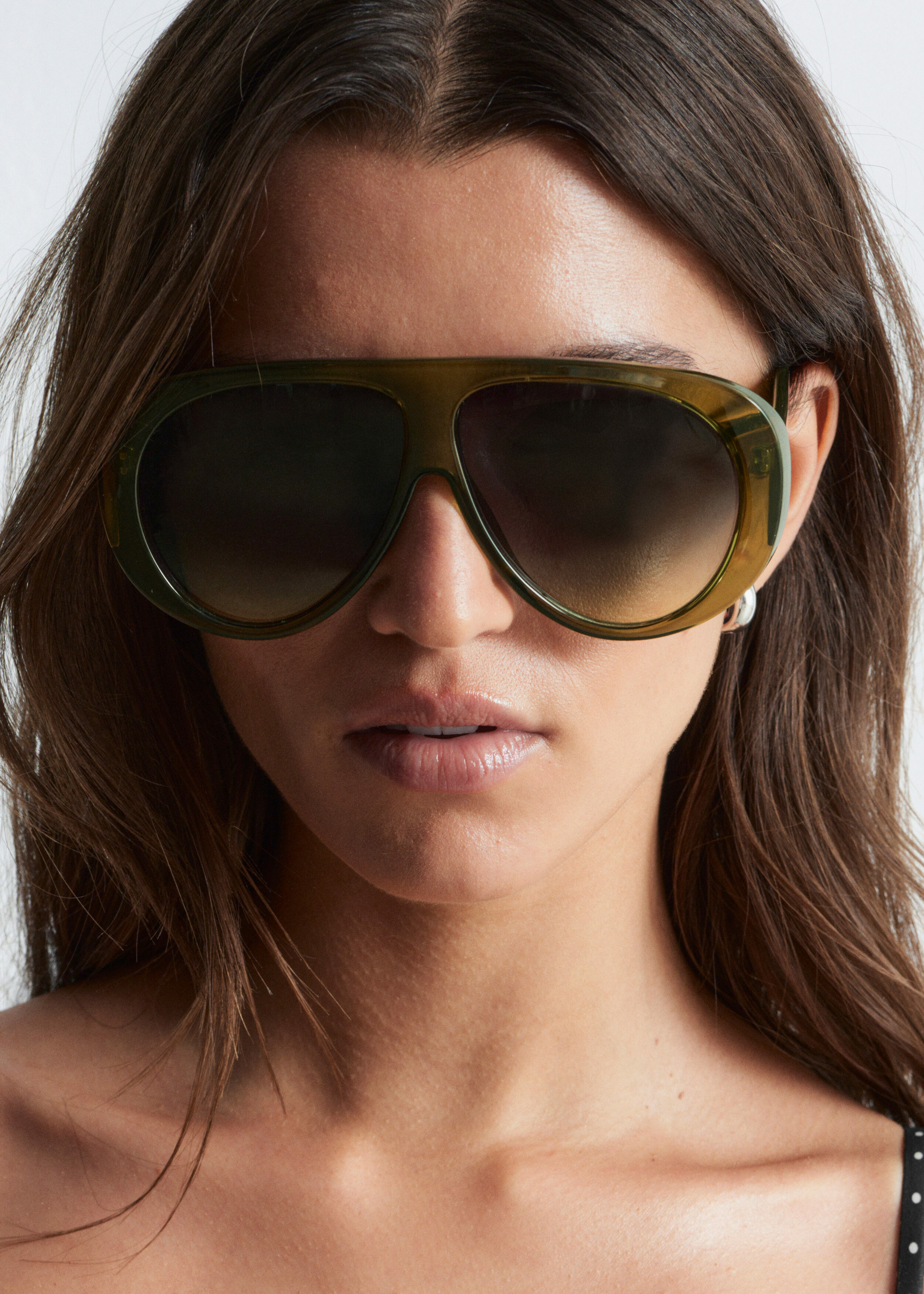 앤아더스토리즈 오버사이즈 애비에이터 선글라스의 그린컬러 ECOMLook입니다.