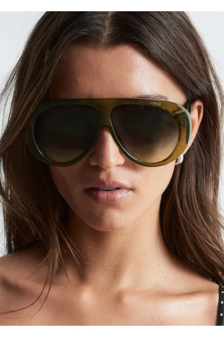 앤아더스토리즈 오버사이즈 애비에이터 선글라스의 그린컬러 ECOMLook입니다.