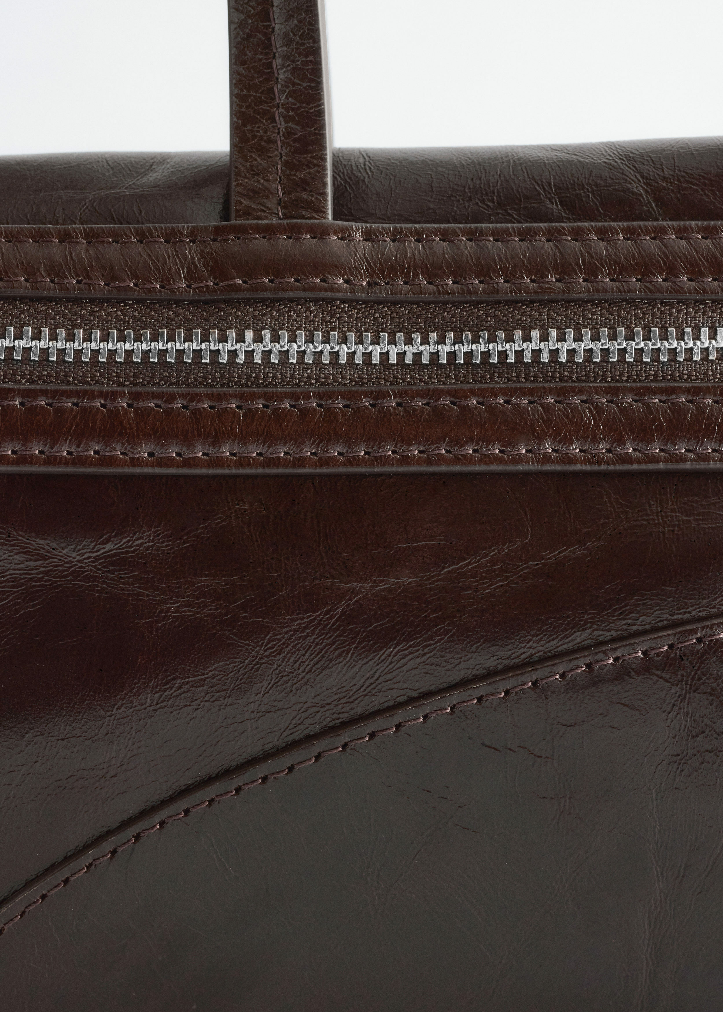 앤아더스토리즈 슬림 숄더 백의 다크 브라운컬러 Product입니다.