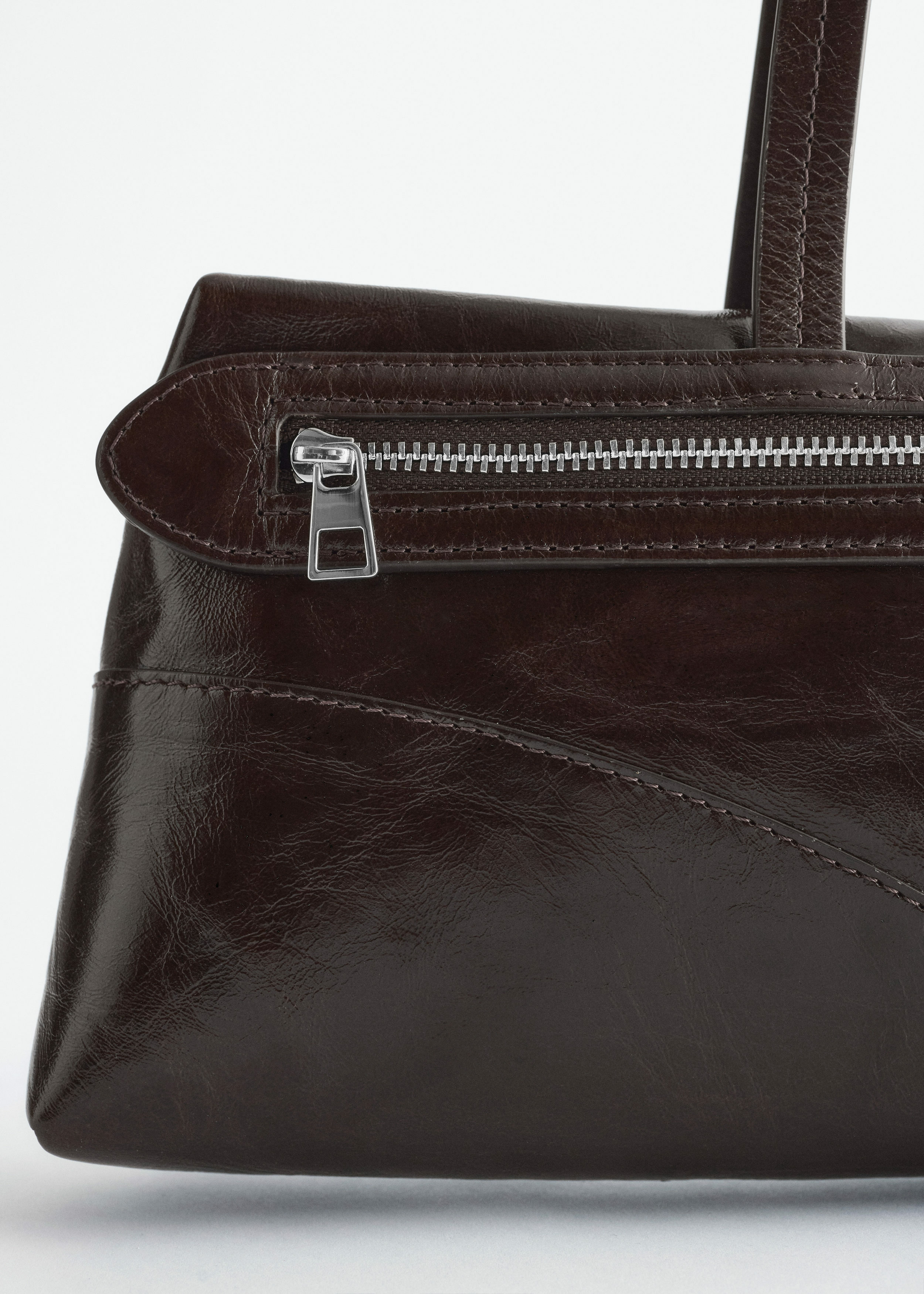 앤아더스토리즈 슬림 숄더 백의 다크 브라운컬러 Product입니다.