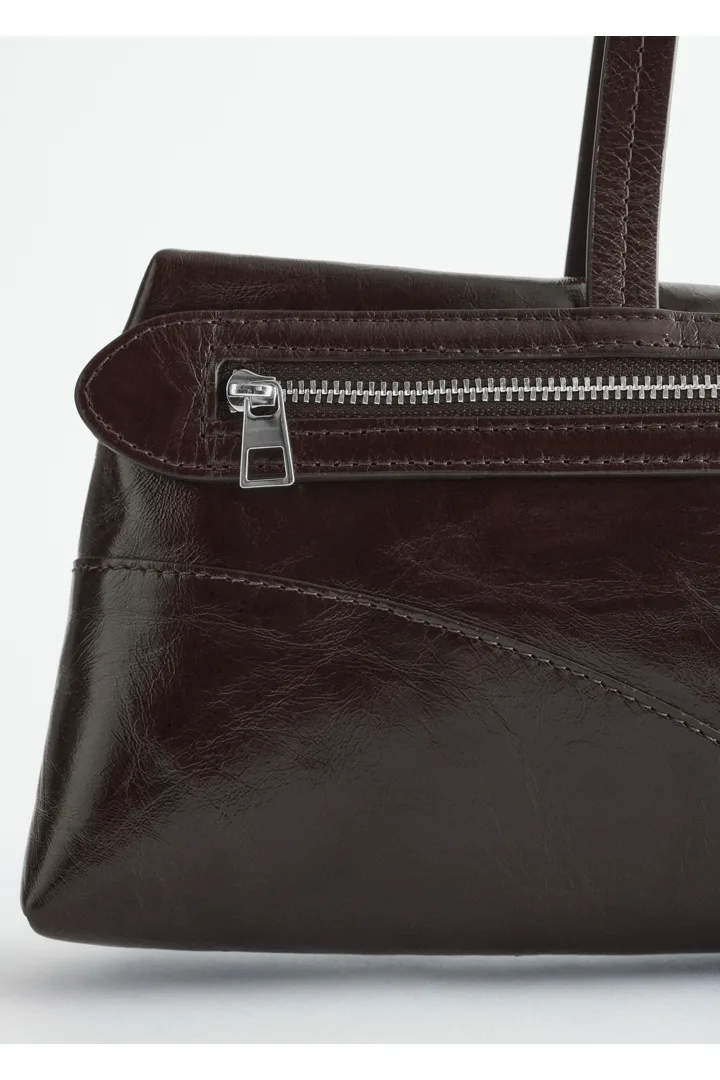 앤아더스토리즈 슬림 숄더 백의 다크 브라운컬러 Product입니다.