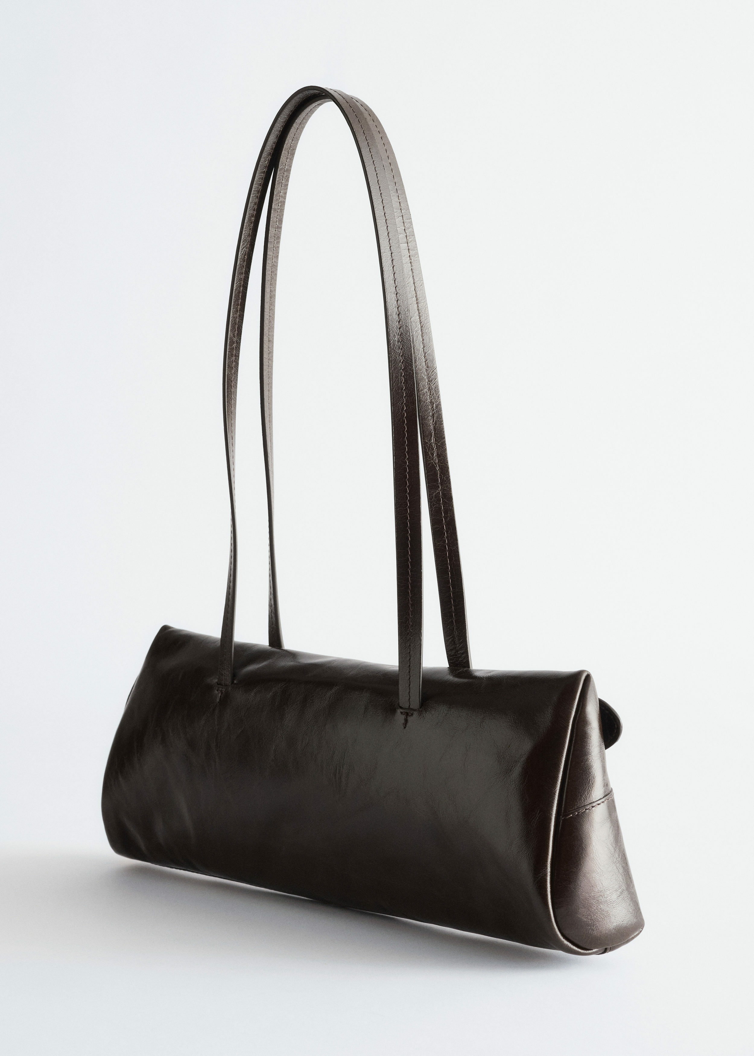 앤아더스토리즈 슬림 숄더 백의 다크 브라운컬러 Product입니다.