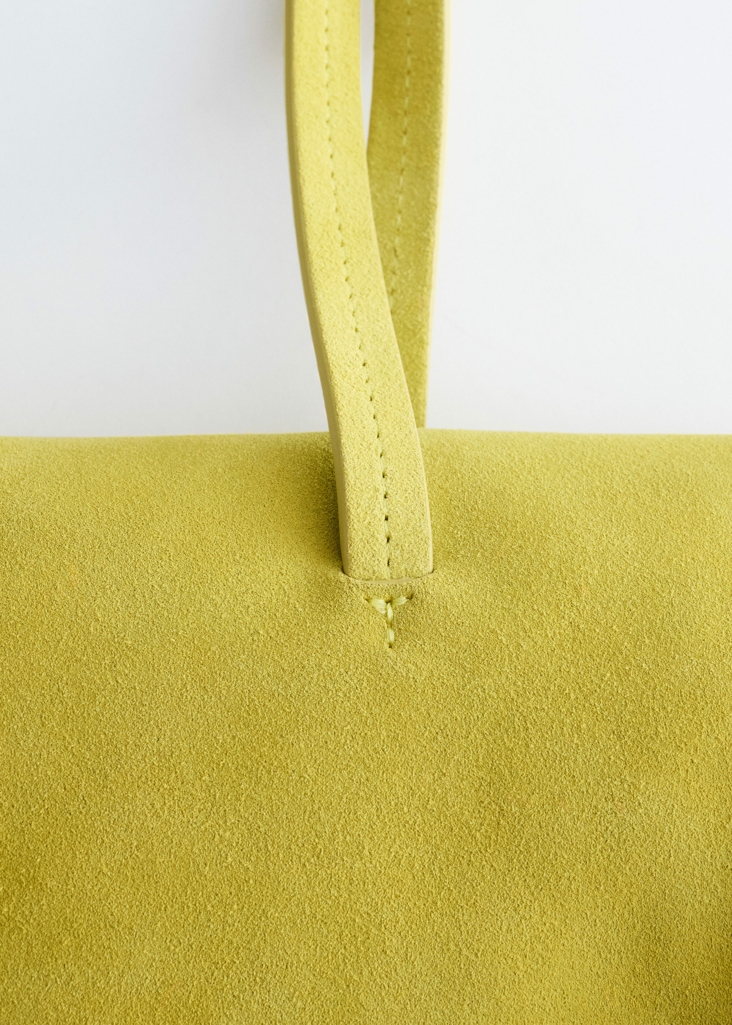 앤아더스토리즈 슬림 숄더 백의 브라이트 옐로우컬러 Product입니다.