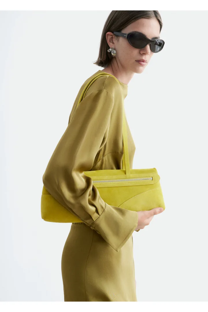 앤아더스토리즈 슬림 숄더 백의 브라이트 옐로우컬러 ECOMLook입니다.