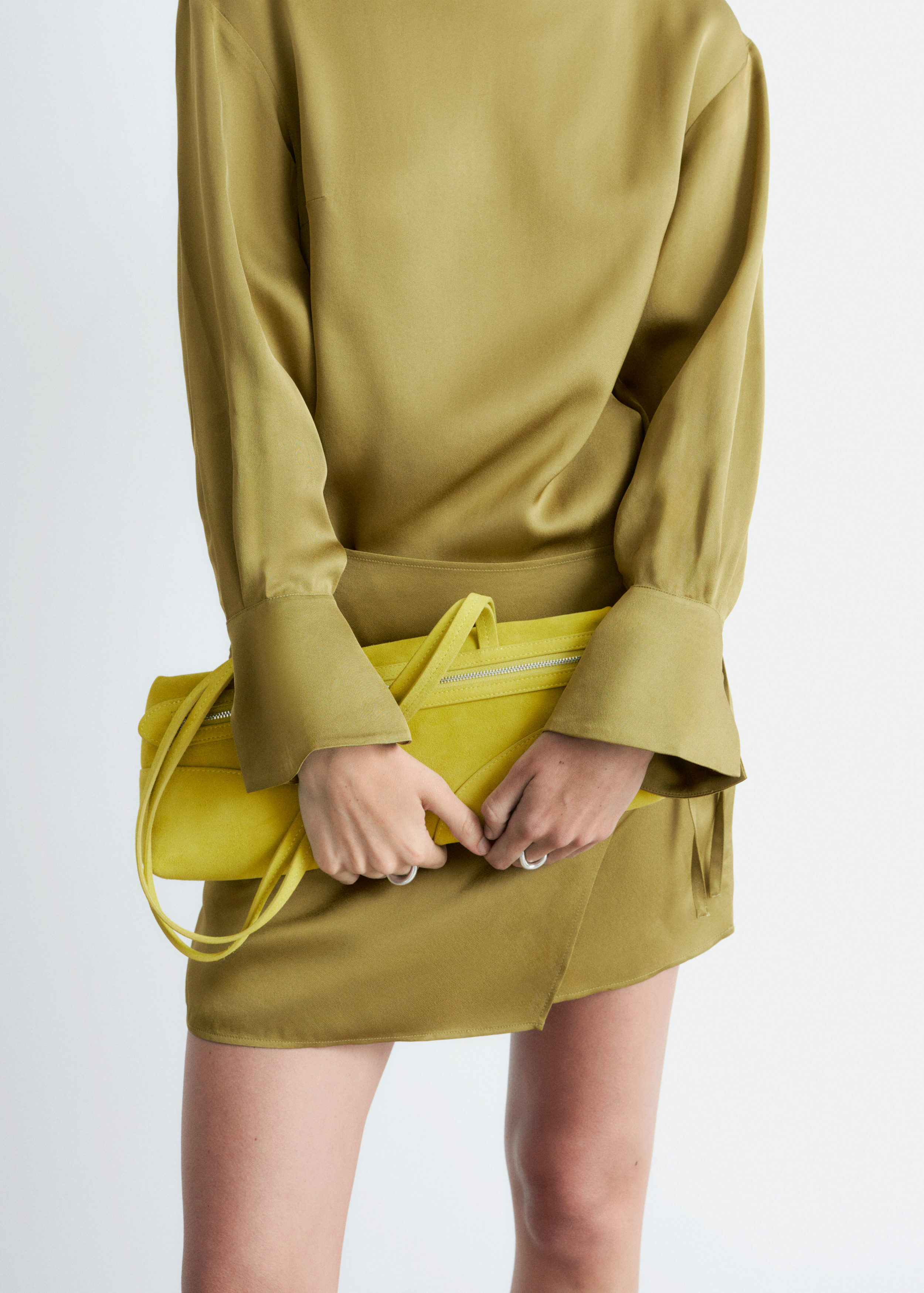 앤아더스토리즈 슬림 숄더 백의 브라이트 옐로우컬러 ECOMLook입니다.