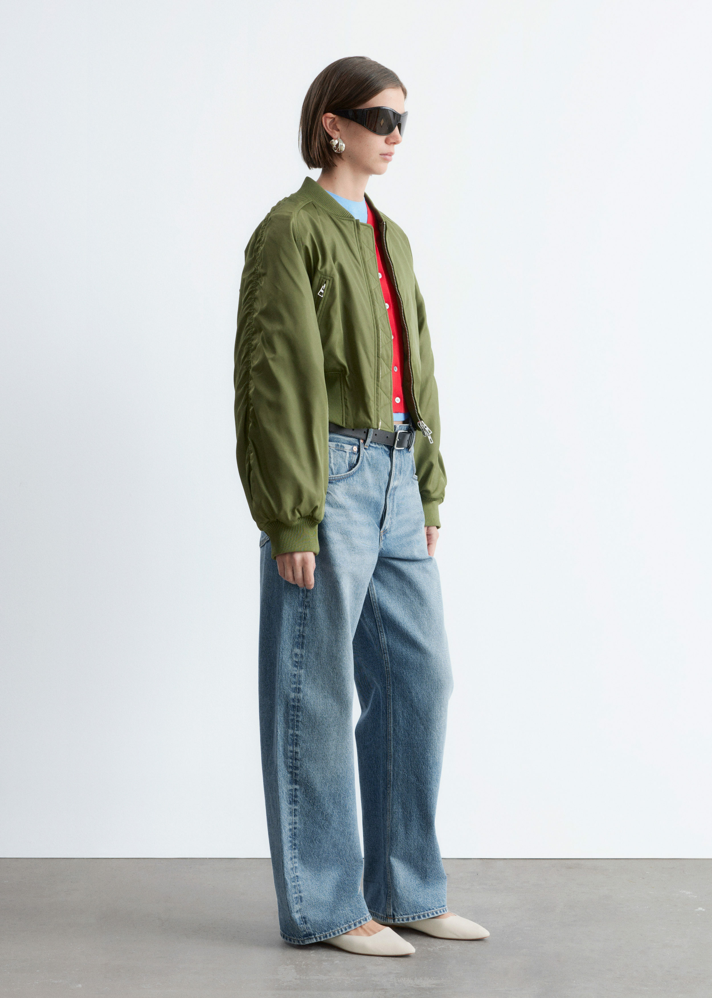 앤아더스토리즈 크롭트 보머 재킷의 카키 그린컬러 ECOMLook입니다.