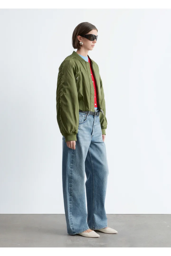 앤아더스토리즈 크롭트 보머 재킷의 카키 그린컬러 ECOMLook입니다.