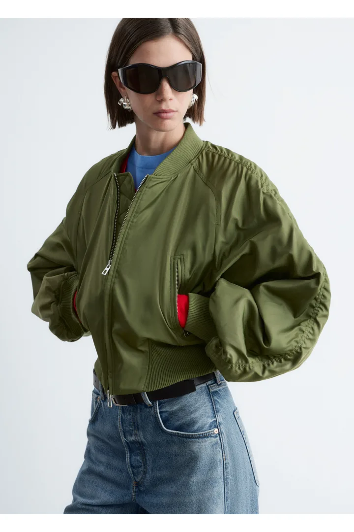 앤아더스토리즈 크롭트 보머 재킷의 카키 그린컬러 ECOMLook입니다.