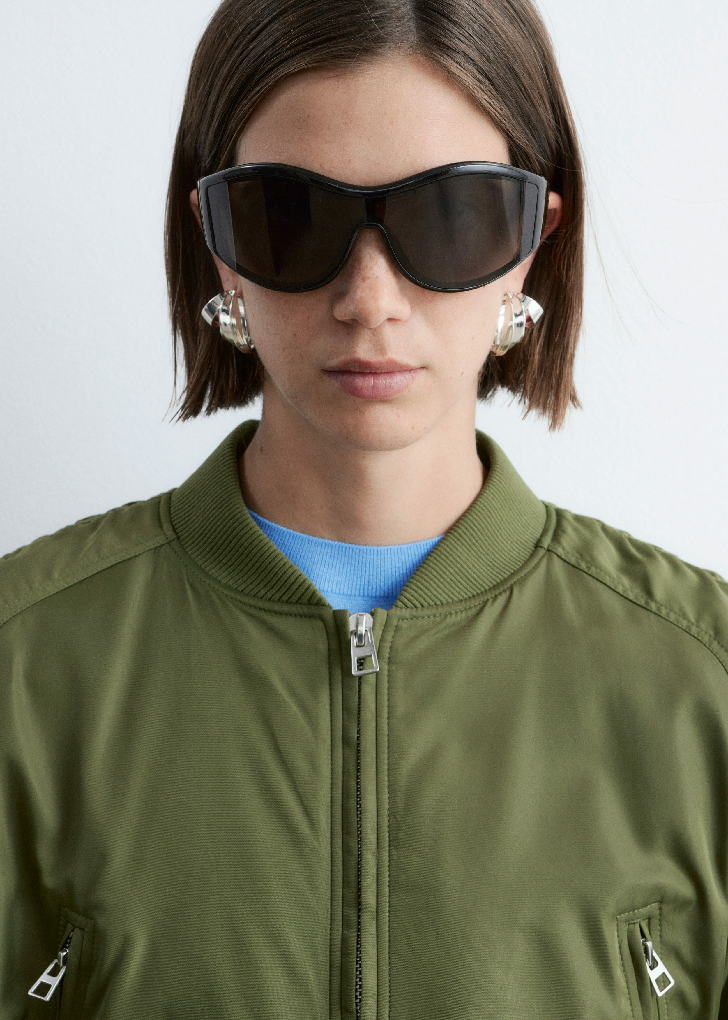 앤아더스토리즈 크롭트 보머 재킷의 카키 그린컬러 ECOMLook입니다.