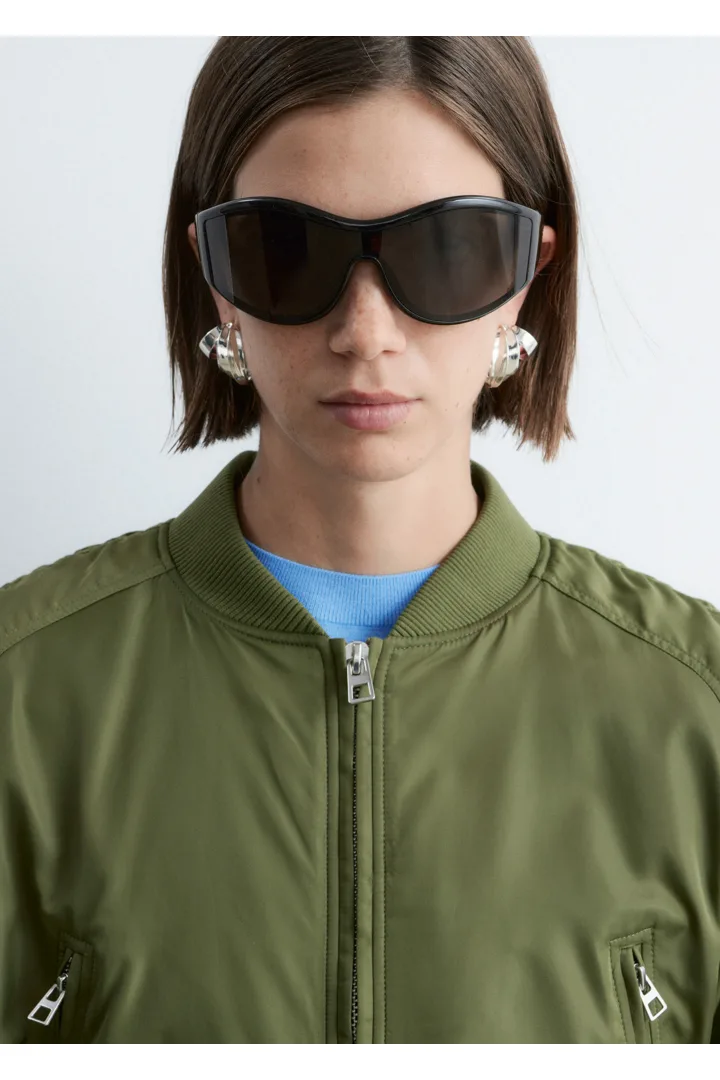 앤아더스토리즈 크롭트 보머 재킷의 카키 그린컬러 ECOMLook입니다.