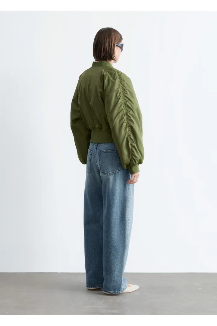 앤아더스토리즈 크롭트 보머 재킷의 카키 그린컬러 ECOMLook입니다.