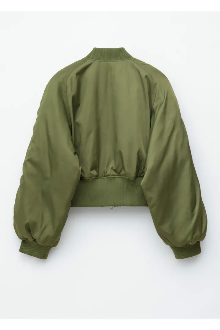 앤아더스토리즈 크롭트 보머 재킷의 카키 그린컬러 Product입니다.