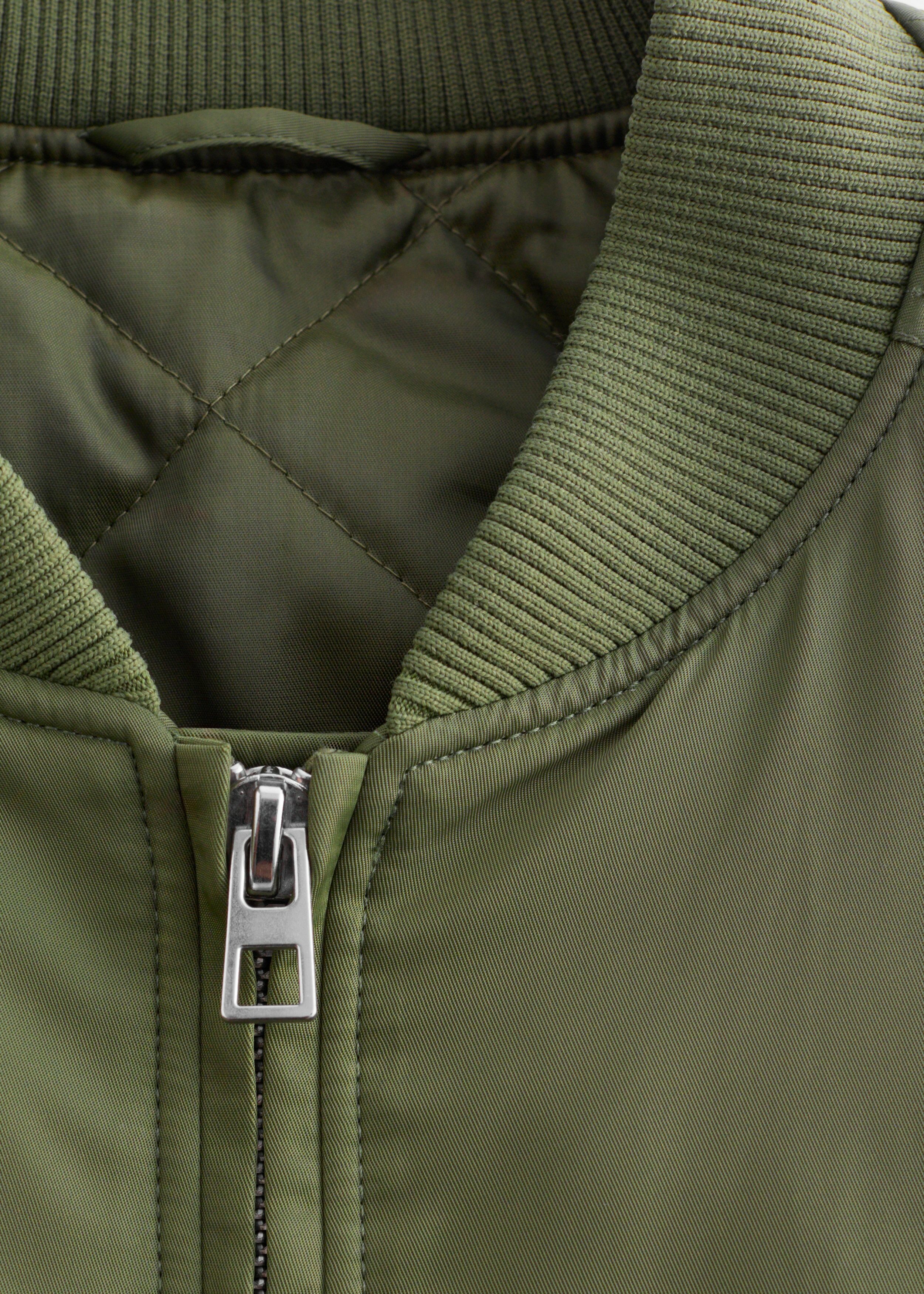 앤아더스토리즈 크롭트 보머 재킷의 카키 그린컬러 Detail입니다.