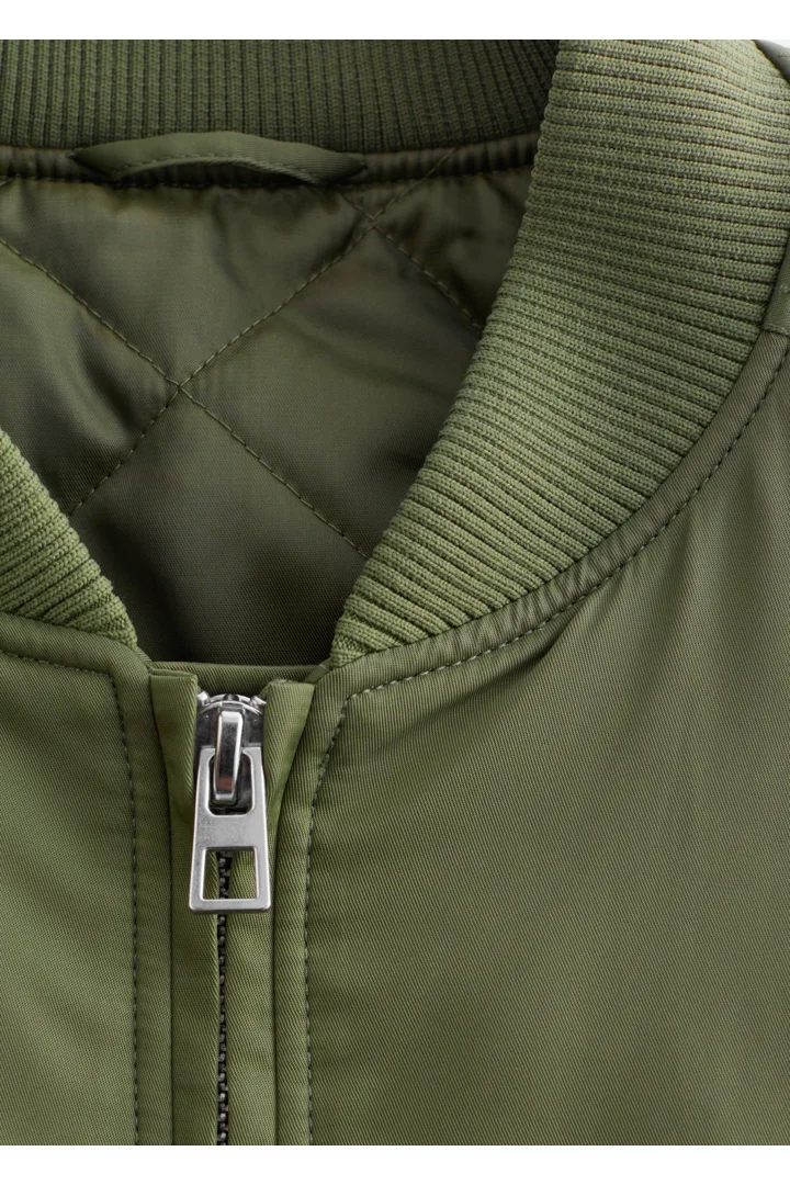 앤아더스토리즈 크롭트 보머 재킷의 카키 그린컬러 Detail입니다.