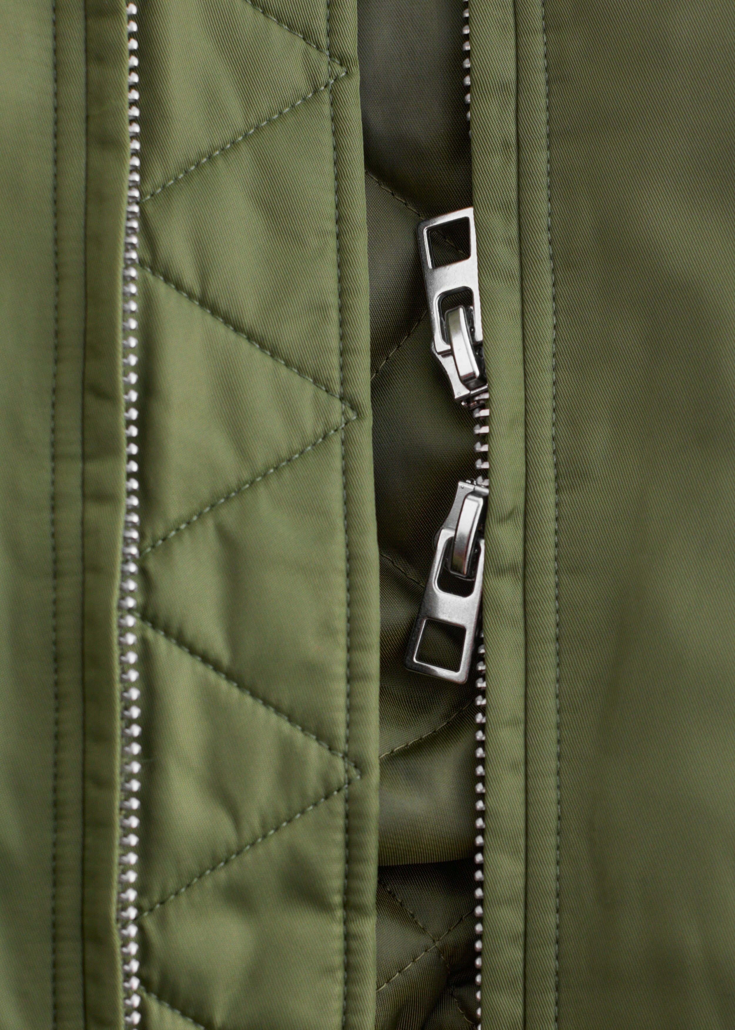 앤아더스토리즈 크롭트 보머 재킷의 카키 그린컬러 Detail입니다.