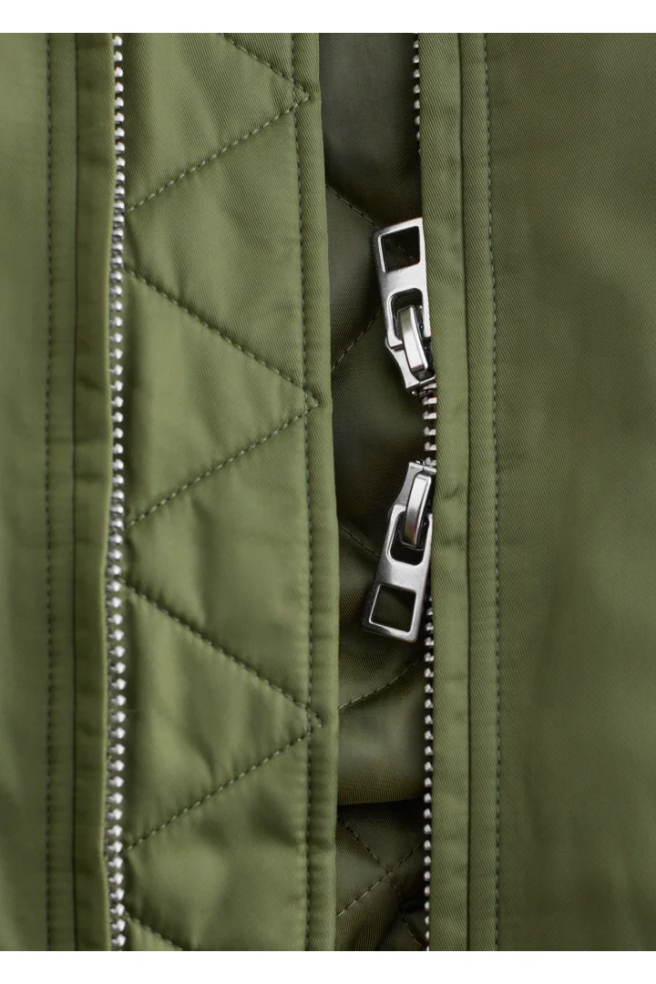 앤아더스토리즈 크롭트 보머 재킷의 카키 그린컬러 Detail입니다.