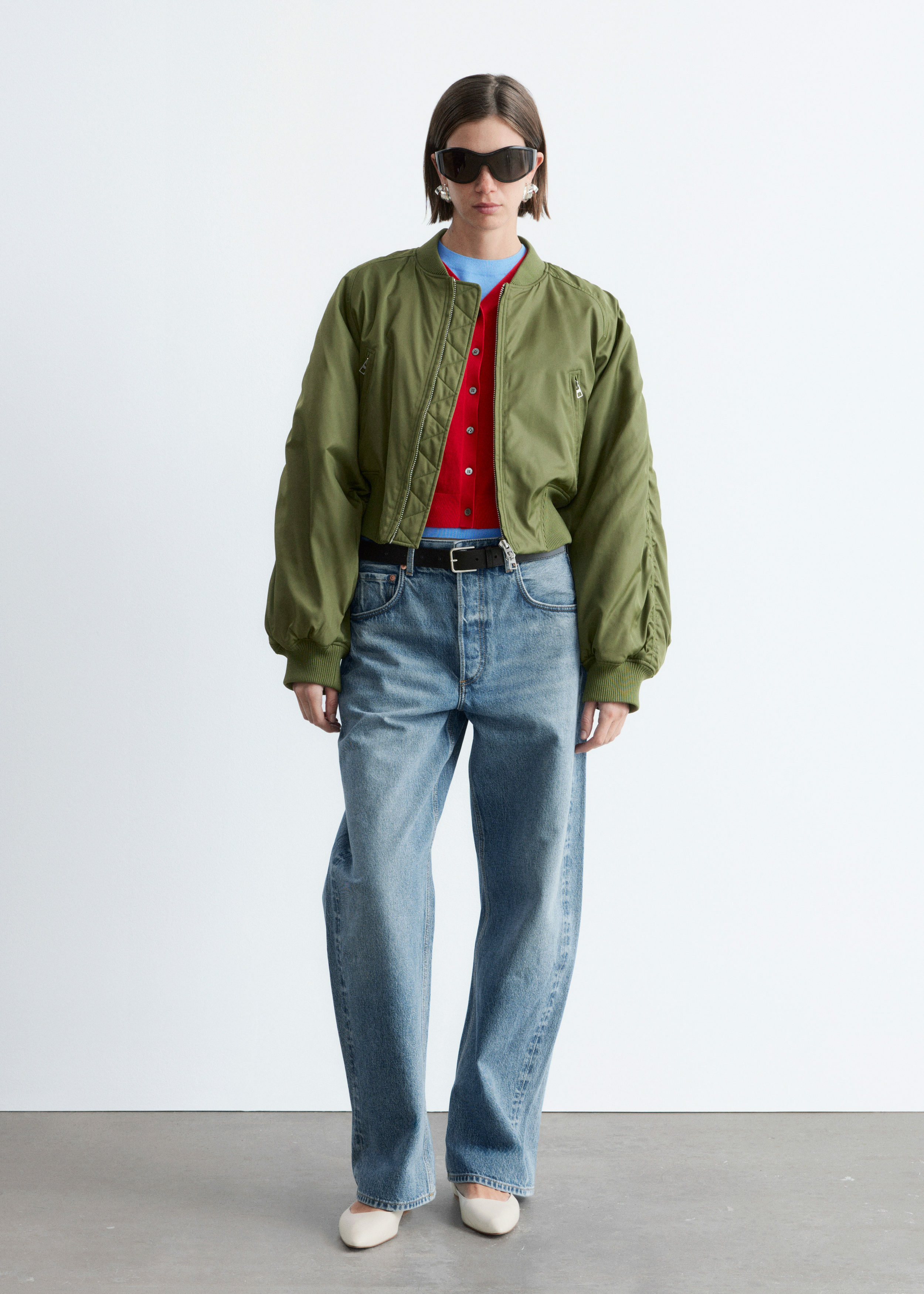 앤아더스토리즈 크롭트 보머 재킷의 카키 그린컬러 ECOMLook입니다.