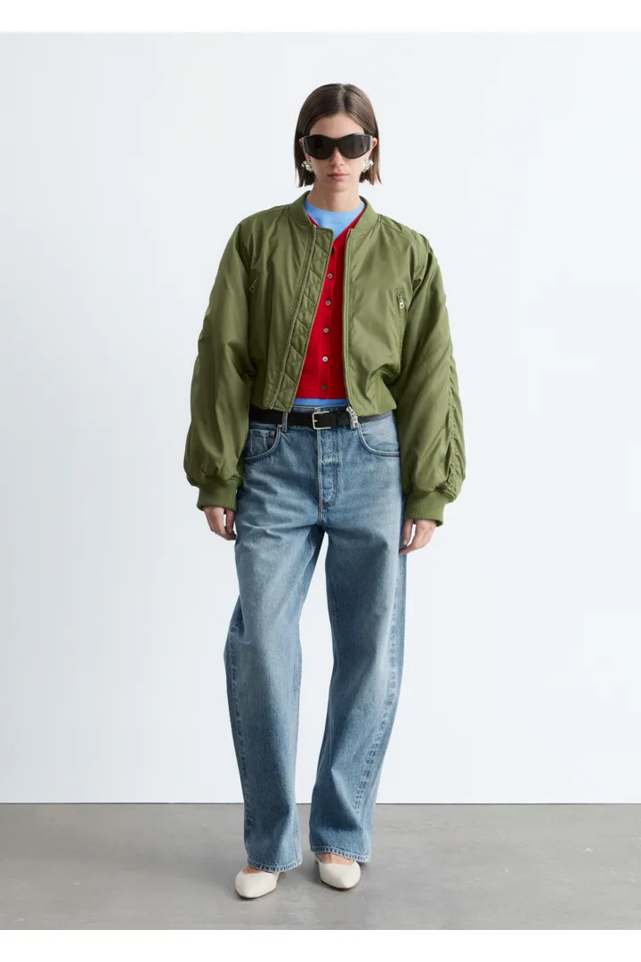 앤아더스토리즈 크롭트 보머 재킷의 카키 그린컬러 ECOMLook입니다.