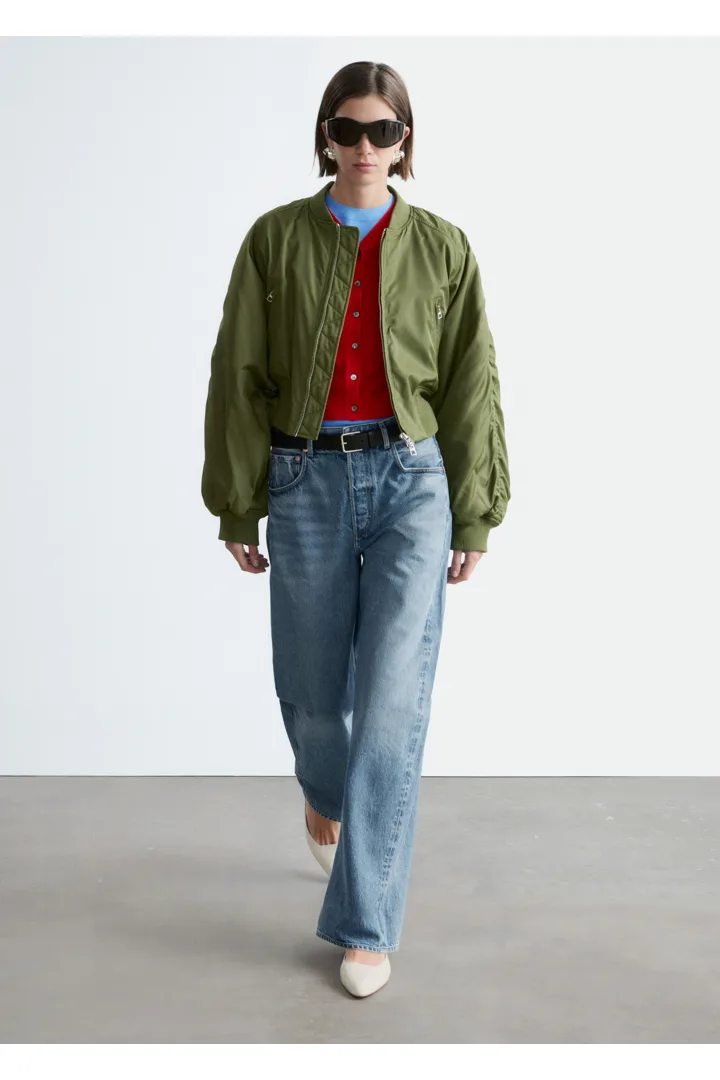 앤아더스토리즈 크롭트 보머 재킷의 카키 그린컬러 ECOMLook입니다.