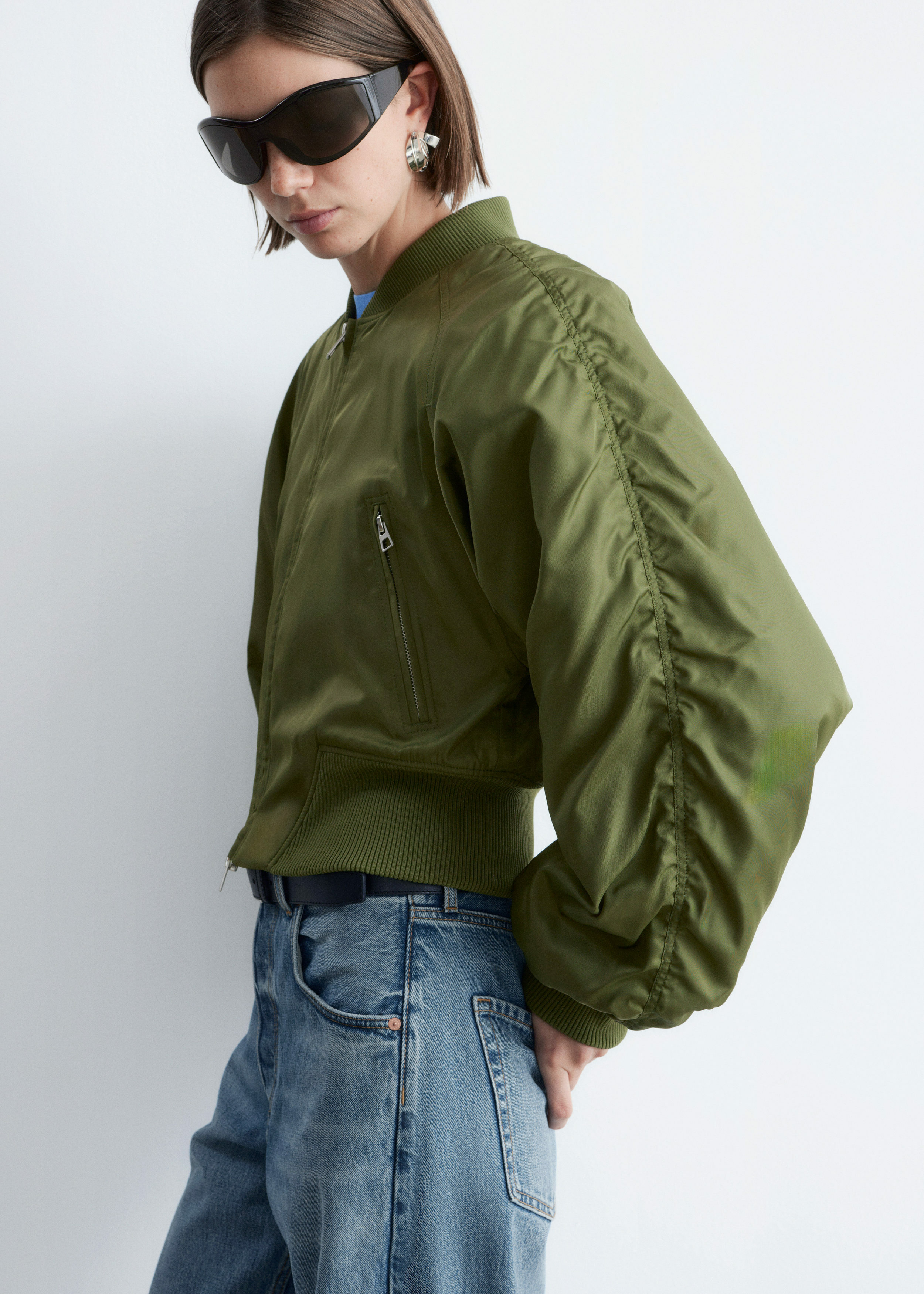 앤아더스토리즈 크롭트 보머 재킷의 카키 그린컬러 ECOMLook입니다.