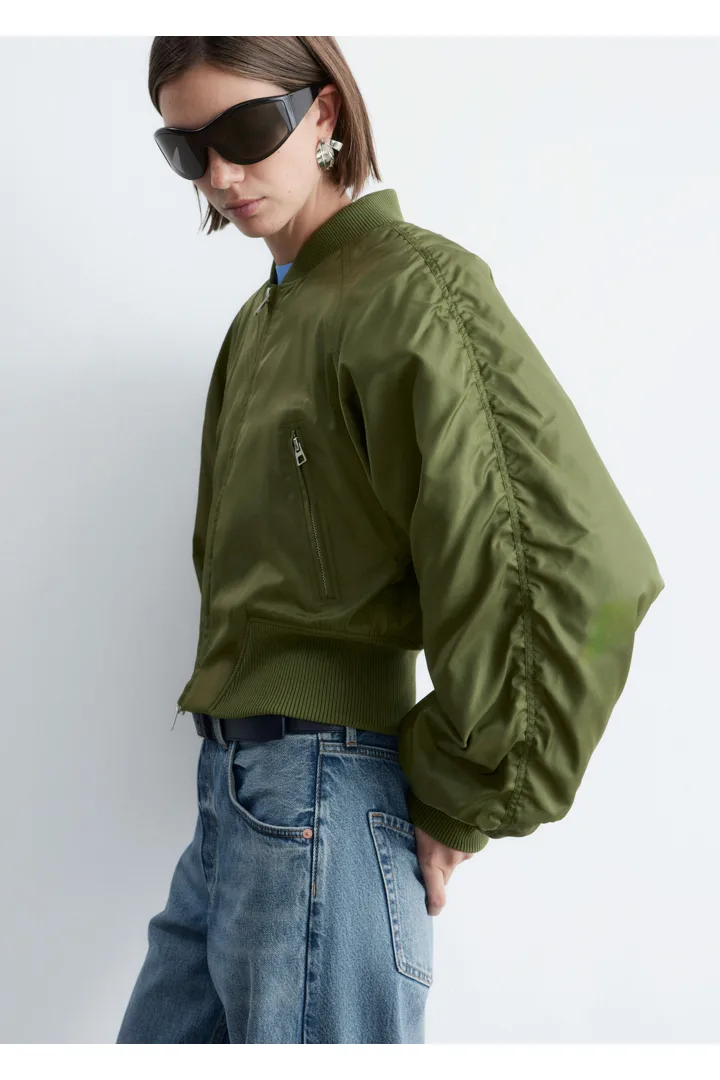 앤아더스토리즈 크롭트 보머 재킷의 카키 그린컬러 ECOMLook입니다.