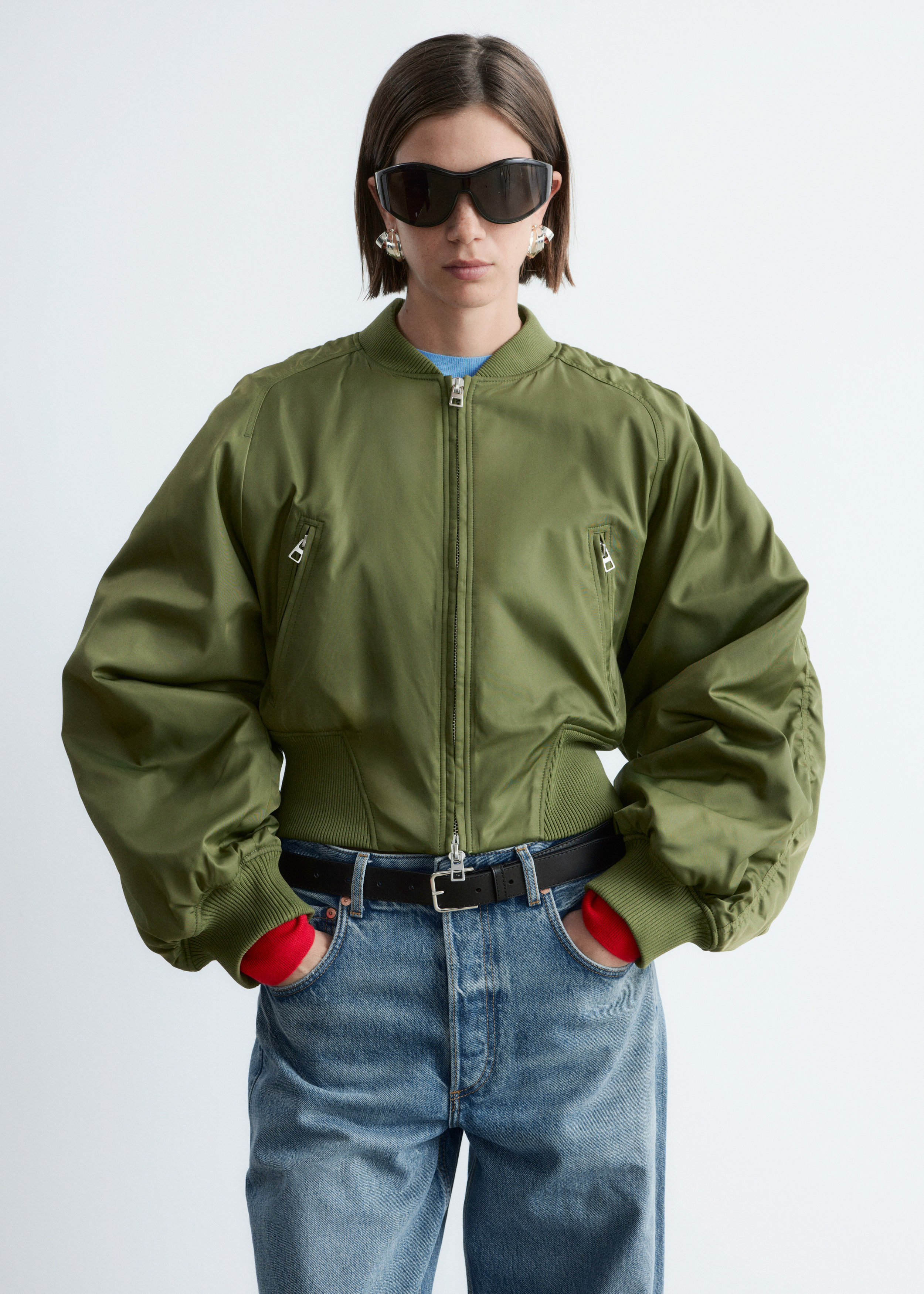 앤아더스토리즈 크롭트 보머 재킷의 카키 그린컬러 ECOMLook입니다.