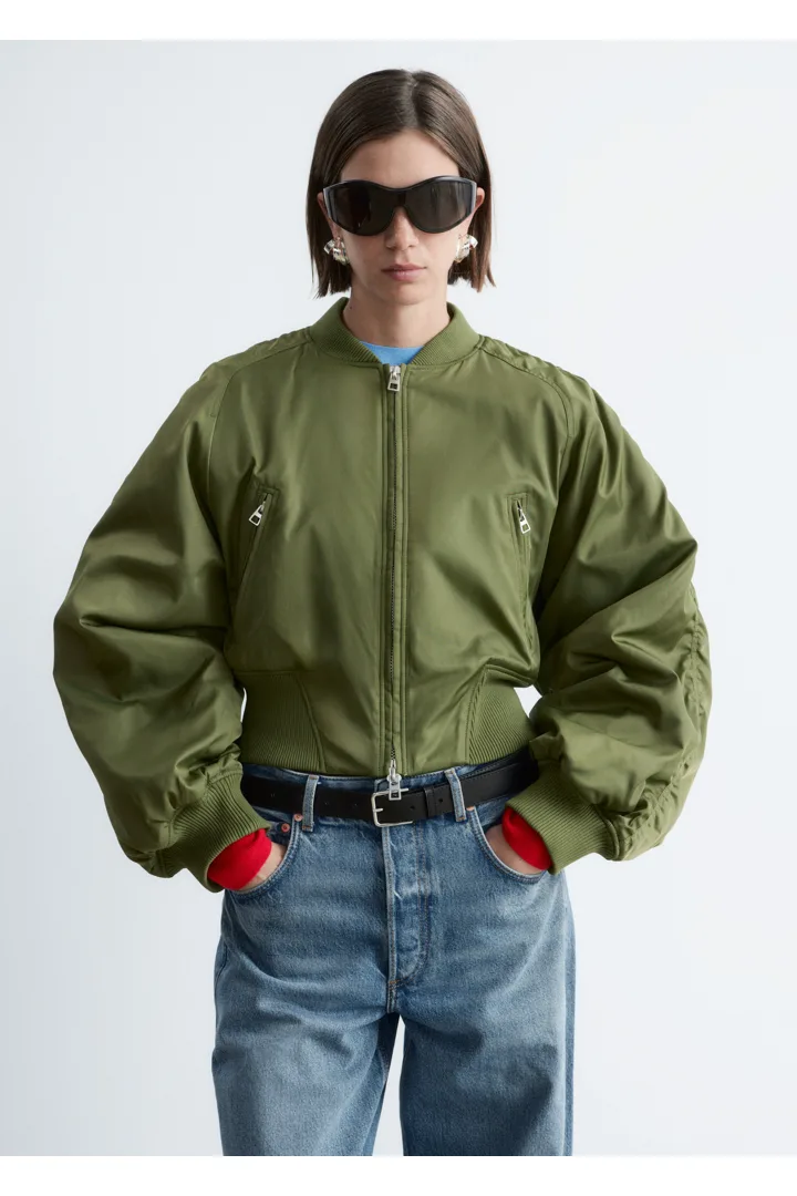 앤아더스토리즈 크롭트 보머 재킷의 카키 그린컬러 ECOMLook입니다.