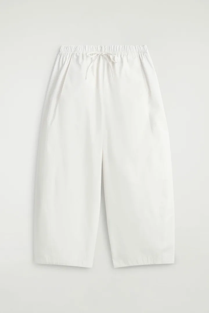 COS default image 2 of 화이트 in 릴랙스드 핏 배럴 레그 트라우저