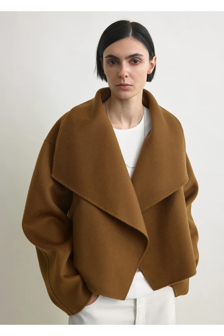 TOTEME 시그니처 더블 재킷 토바코의 토바코컬러 3번쨰 이미지입니다.