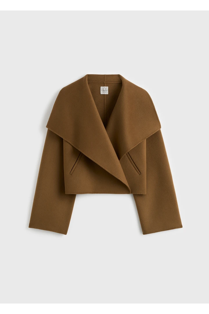 TOTEME 시그니처 더블 재킷 토바코의 토바코컬러 4번쨰 이미지입니다.