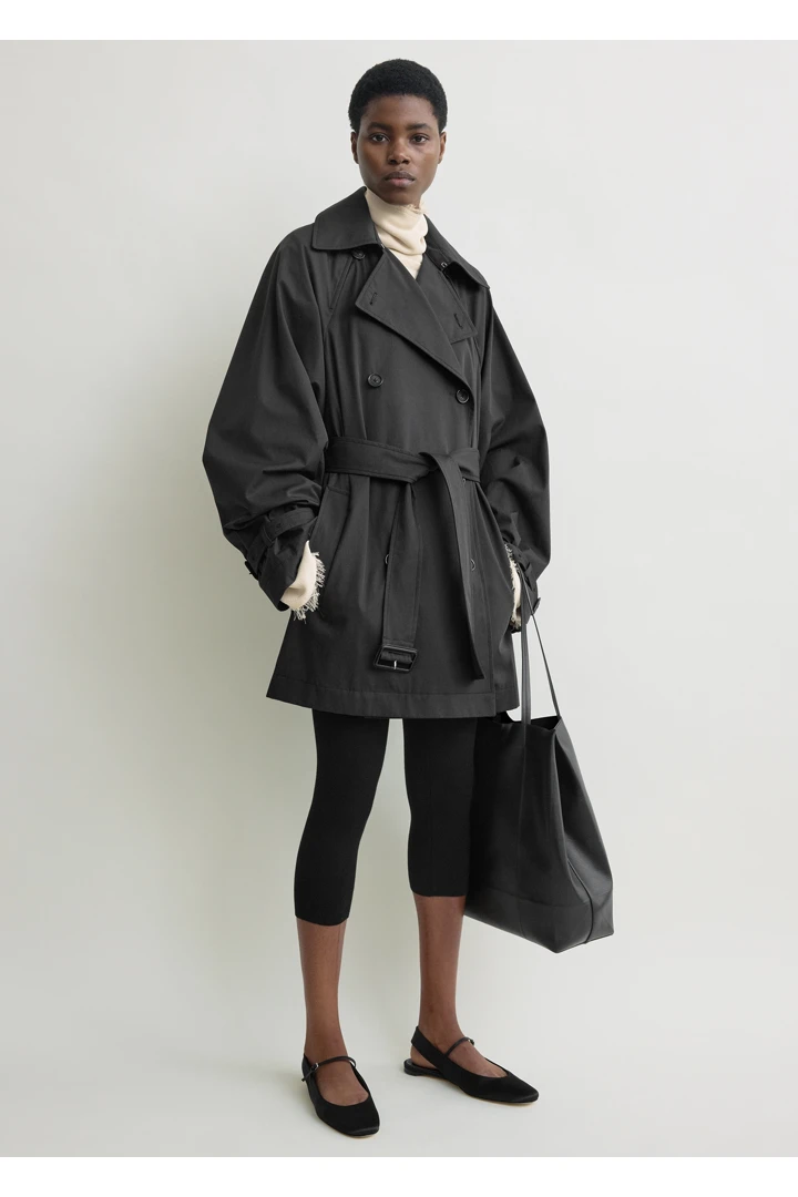 TOTEME 워시드 코튼 트렌치 워시드 블랙의 워시드 블랙컬러 1번쨰 이미지입니다.