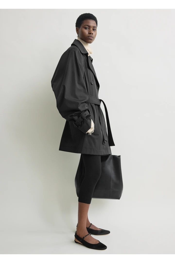 TOTEME 워시드 코튼 트렌치 워시드 블랙의 워시드 블랙컬러 2번쨰 이미지입니다.