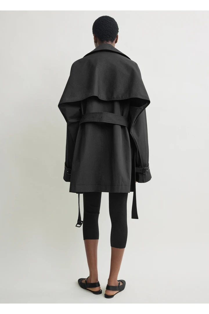 TOTEME 워시드 코튼 트렌치 워시드 블랙의 워시드 블랙컬러 3번쨰 이미지입니다.