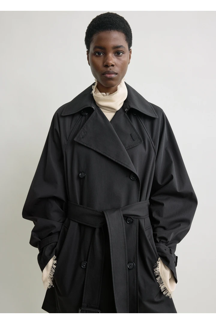 TOTEME 워시드 코튼 트렌치 워시드 블랙의 워시드 블랙컬러 4번쨰 이미지입니다.