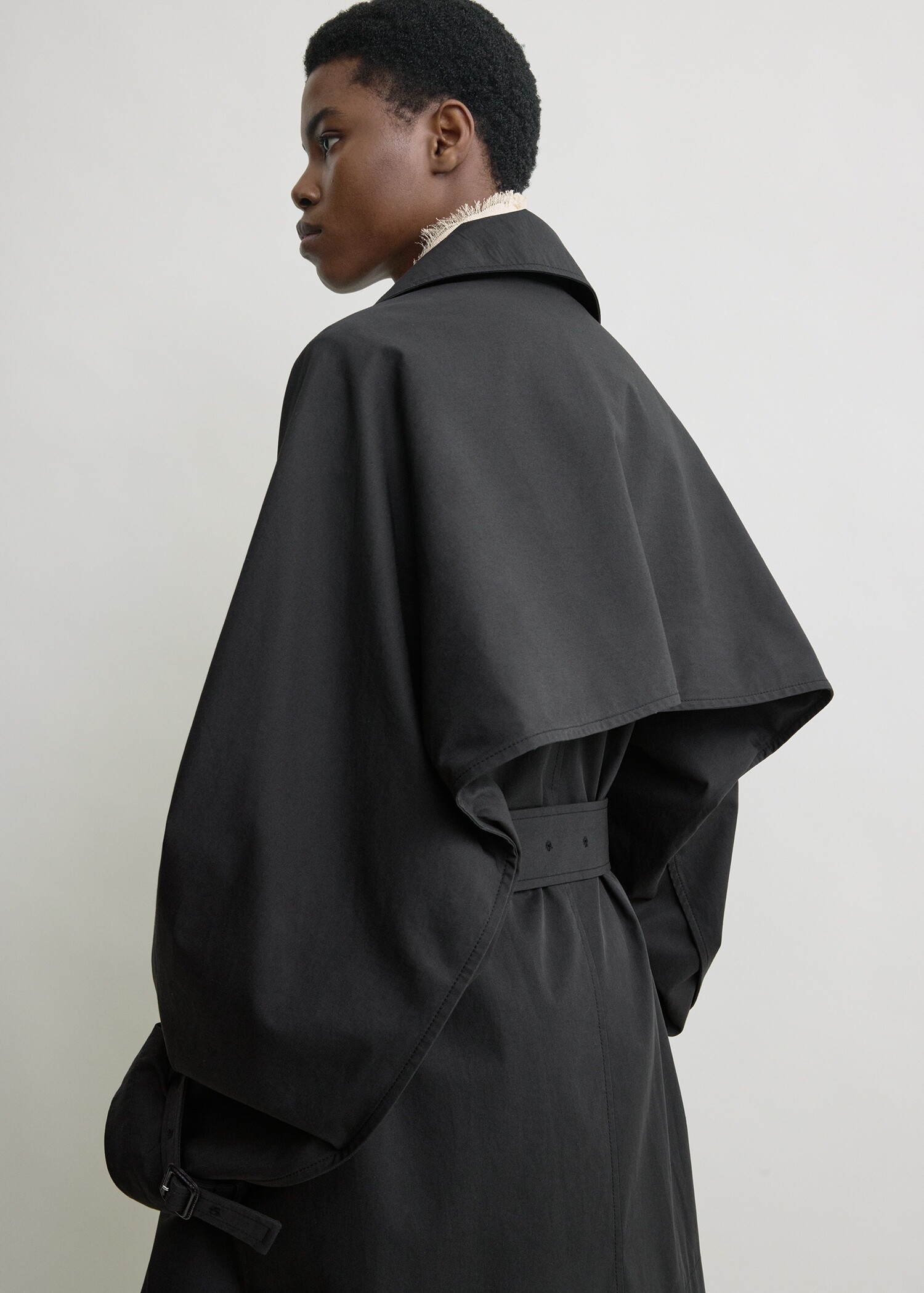 TOTEME 워시드 코튼 트렌치 워시드 블랙의 워시드 블랙컬러 5번쨰 이미지입니다.