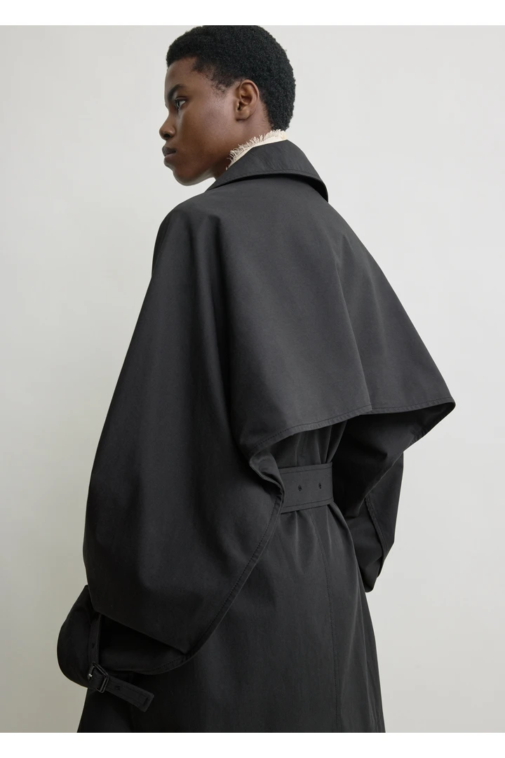 TOTEME 워시드 코튼 트렌치 워시드 블랙의 워시드 블랙컬러 5번쨰 이미지입니다.