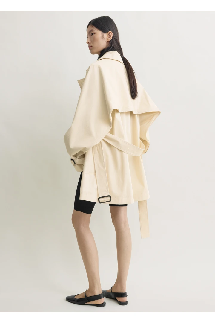 TOTEME 워시드 코튼 트렌치 스톤의 스톤컬러 2번쨰 이미지입니다.