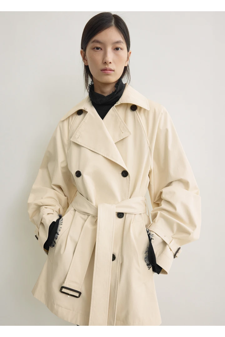 TOTEME 워시드 코튼 트렌치 스톤의 스톤컬러 3번쨰 이미지입니다.