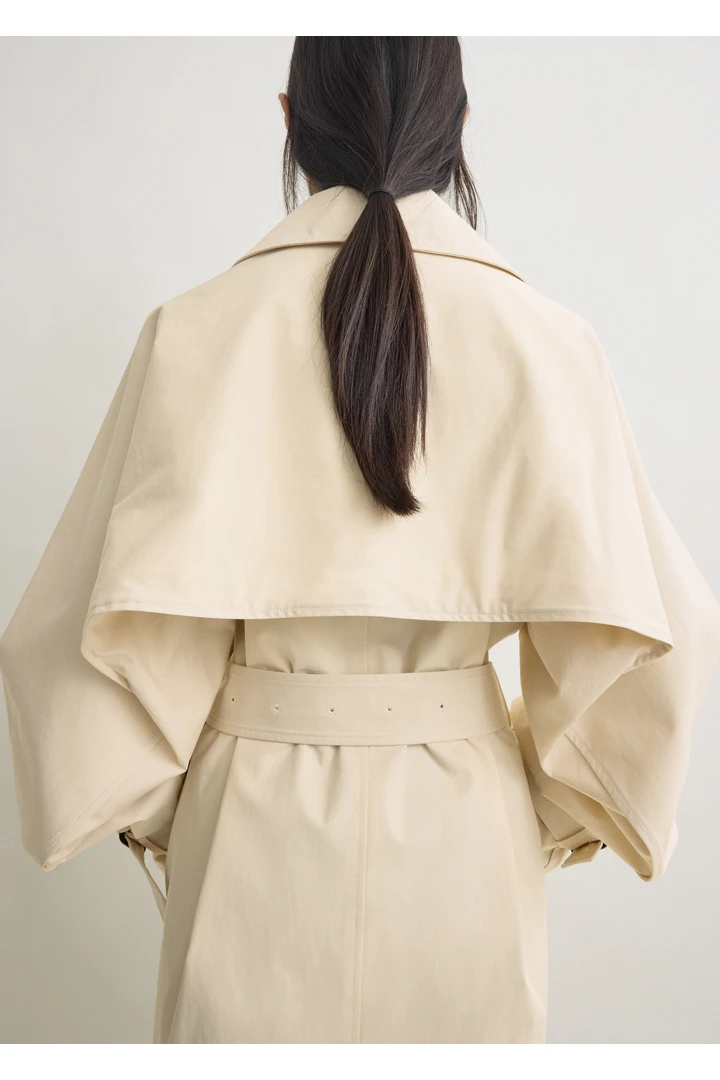 TOTEME 워시드 코튼 트렌치 스톤의 스톤컬러 4번쨰 이미지입니다.