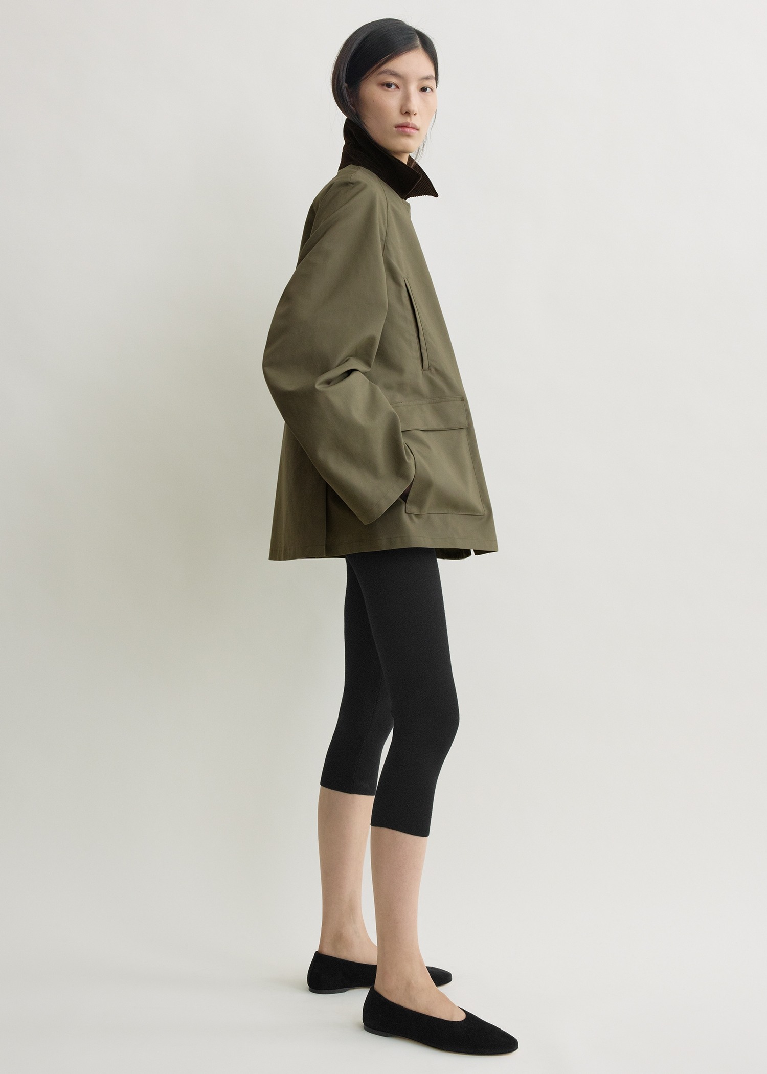 TOTEME 썸머 컨트리 재킷 카키의 카키컬러 1번쨰 이미지입니다.