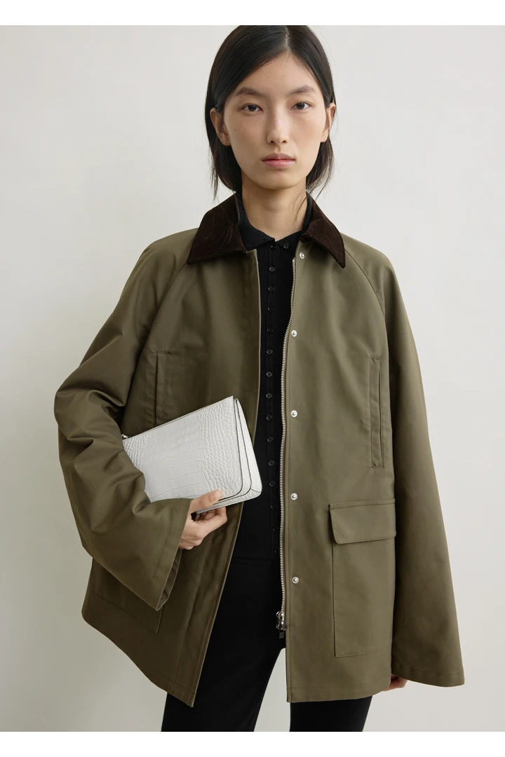 TOTEME 썸머 컨트리 재킷 카키의 카키컬러 3번쨰 이미지입니다.