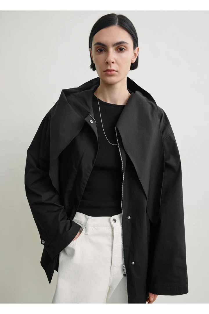 TOTEME 테크니컬 스카프 재킷 블랙의 블랙컬러 3번쨰 이미지입니다.