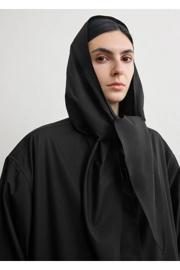 TOTEME 테크니컬 스카프 재킷 블랙의 블랙컬러 4번쨰 이미지입니다.