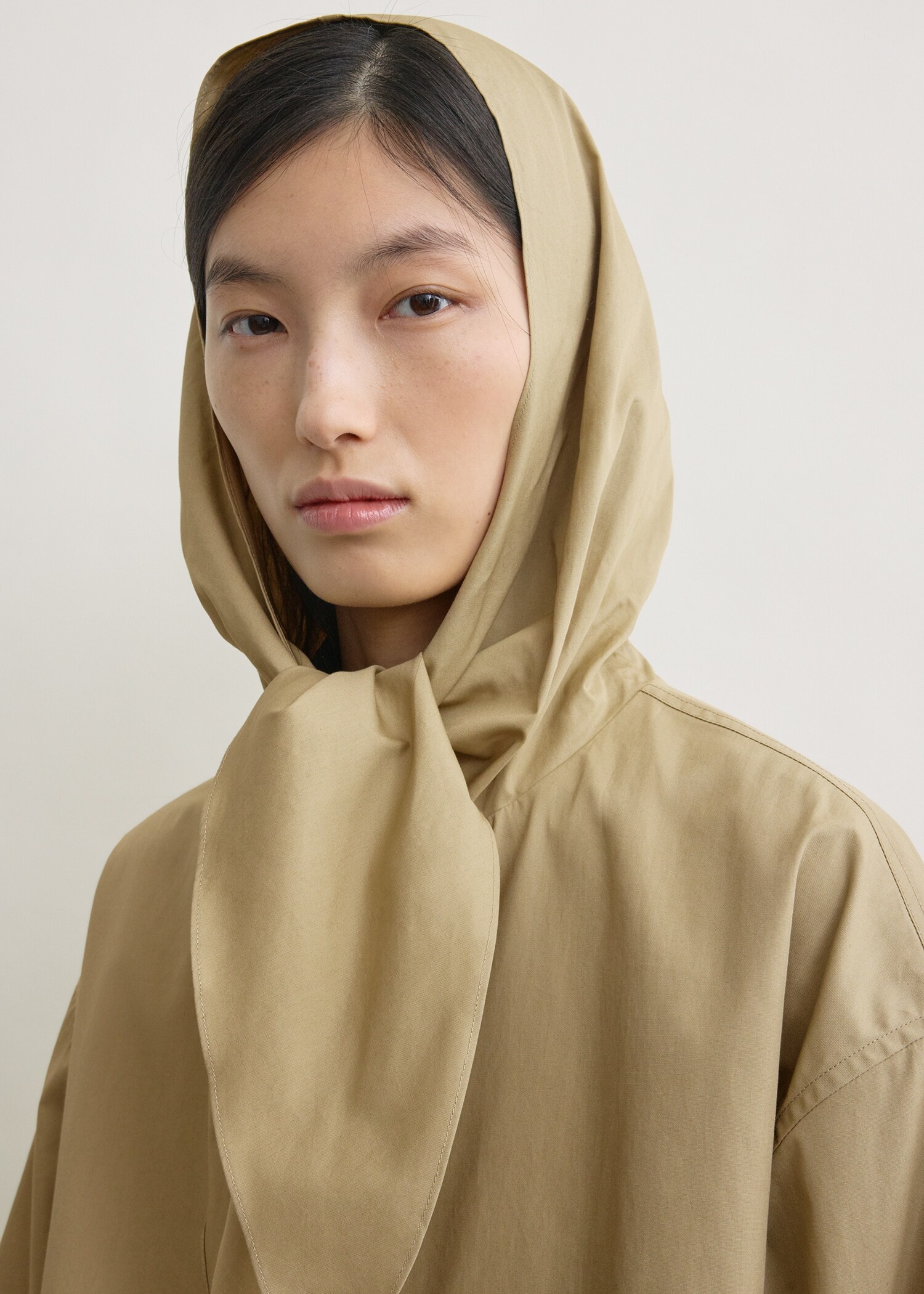 TOTEME 테크니컬 스카프 재킷 캐슈의 캐슈컬러 4번쨰 이미지입니다.