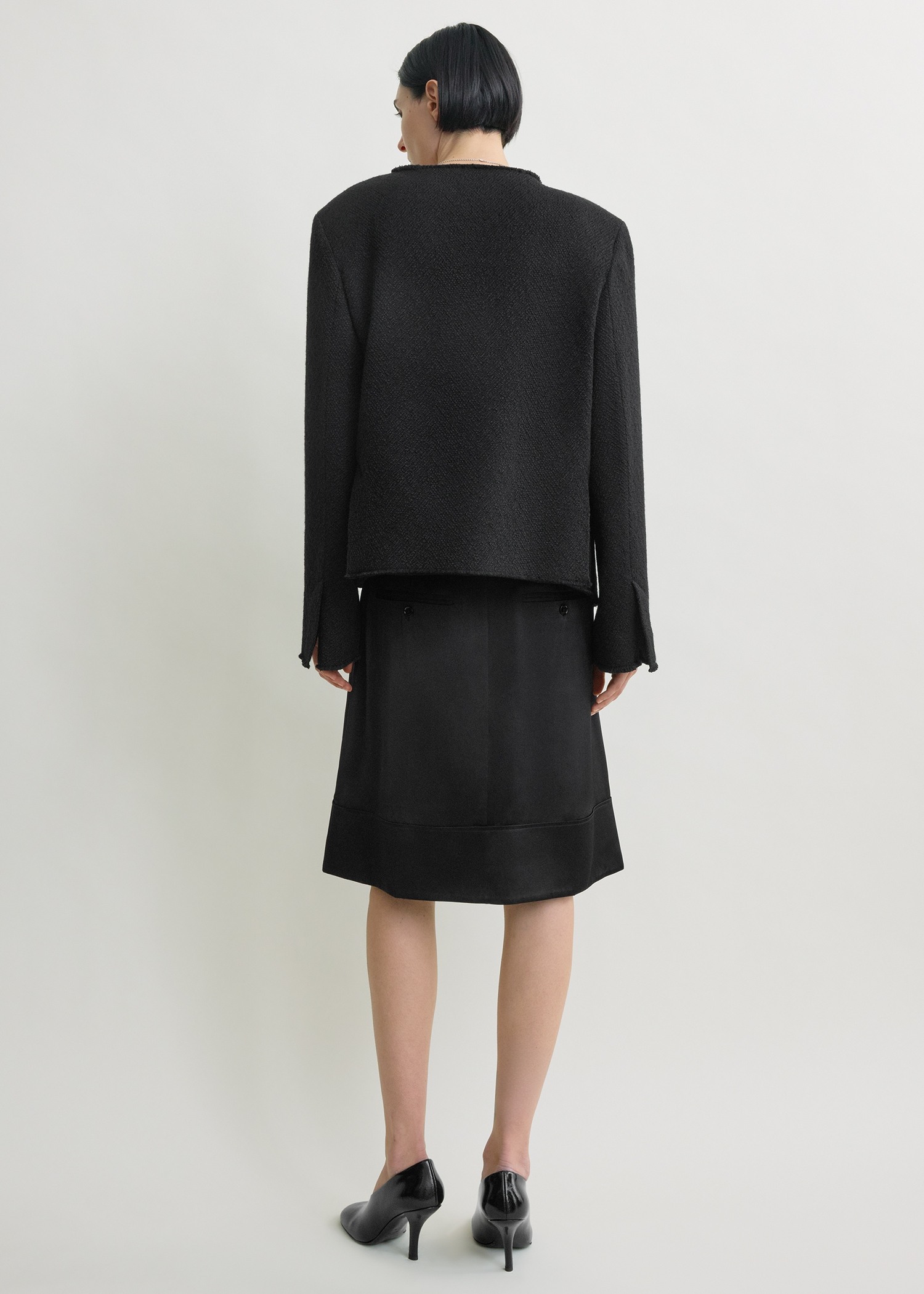 TOTEME 오픈 프론트 부클레 블레이저 블랙의 블랙컬러 2번쨰 이미지입니다.