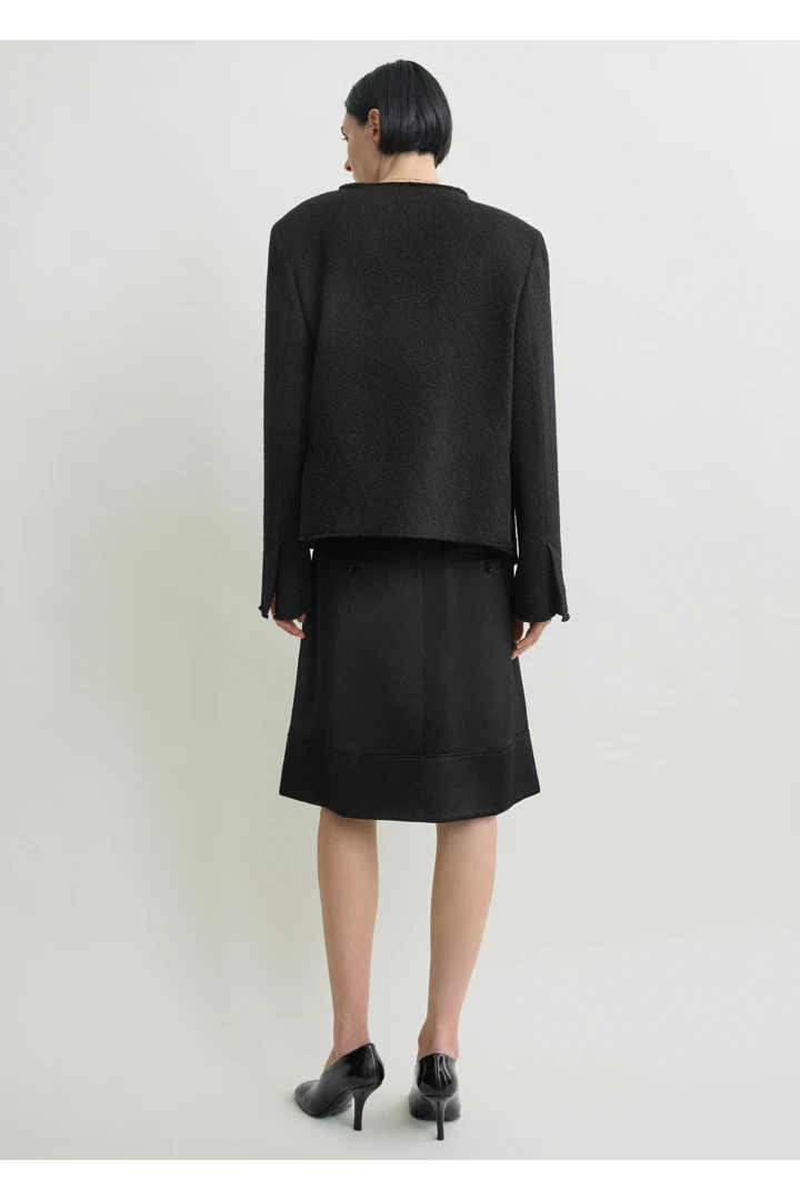 TOTEME 오픈 프론트 부클레 블레이저 블랙의 블랙컬러 2번쨰 이미지입니다.