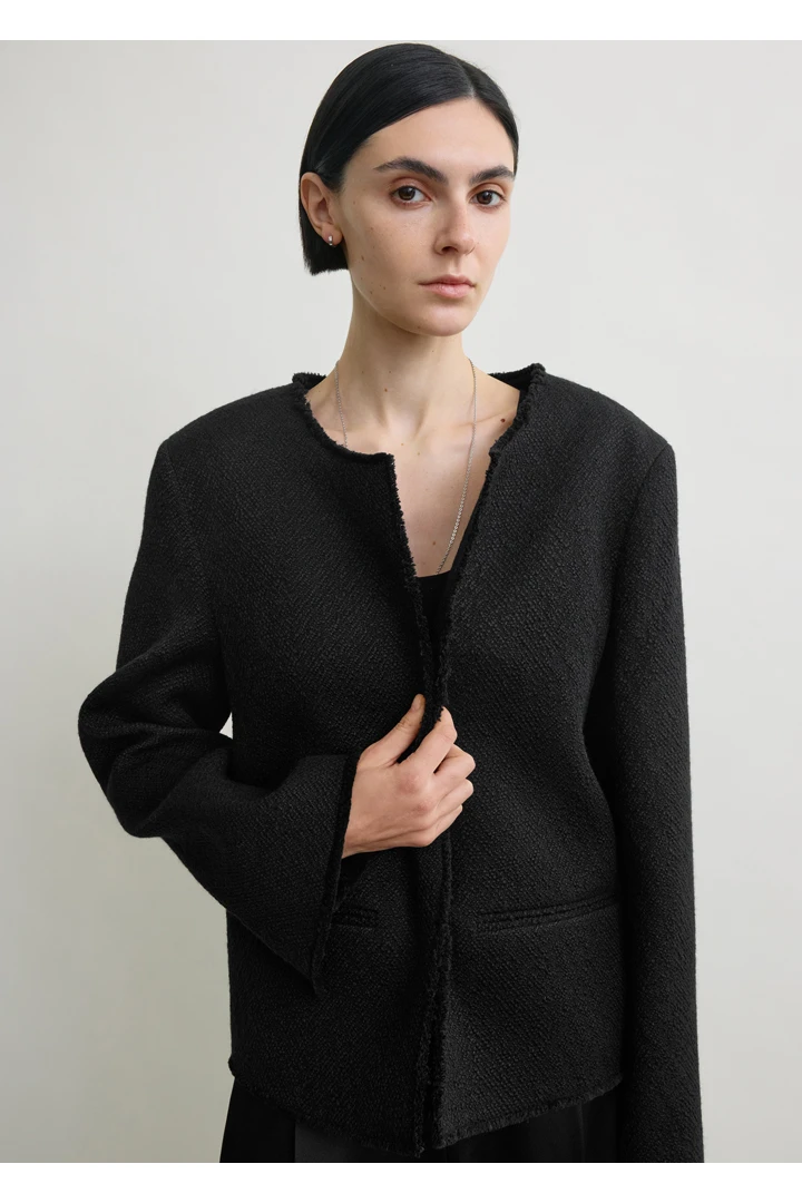TOTEME 오픈 프론트 부클레 블레이저 블랙의 블랙컬러 3번쨰 이미지입니다.