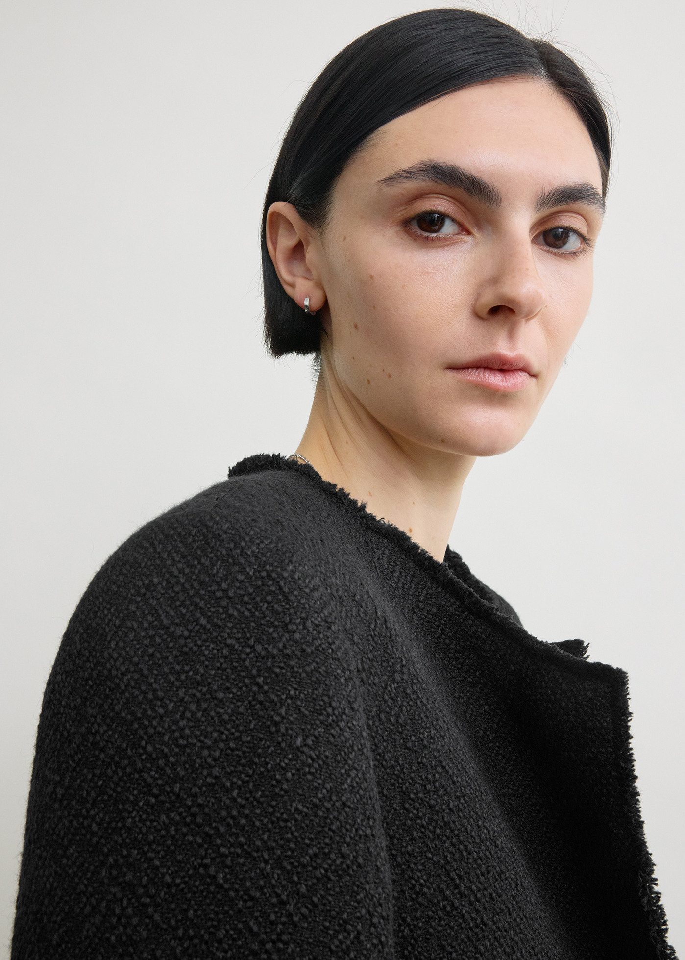 TOTEME 오픈 프론트 부클레 블레이저 블랙의 블랙컬러 4번쨰 이미지입니다.