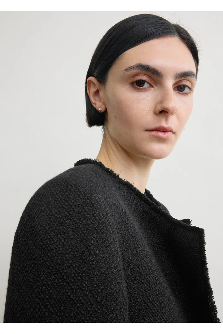 TOTEME 오픈 프론트 부클레 블레이저 블랙의 블랙컬러 4번쨰 이미지입니다.