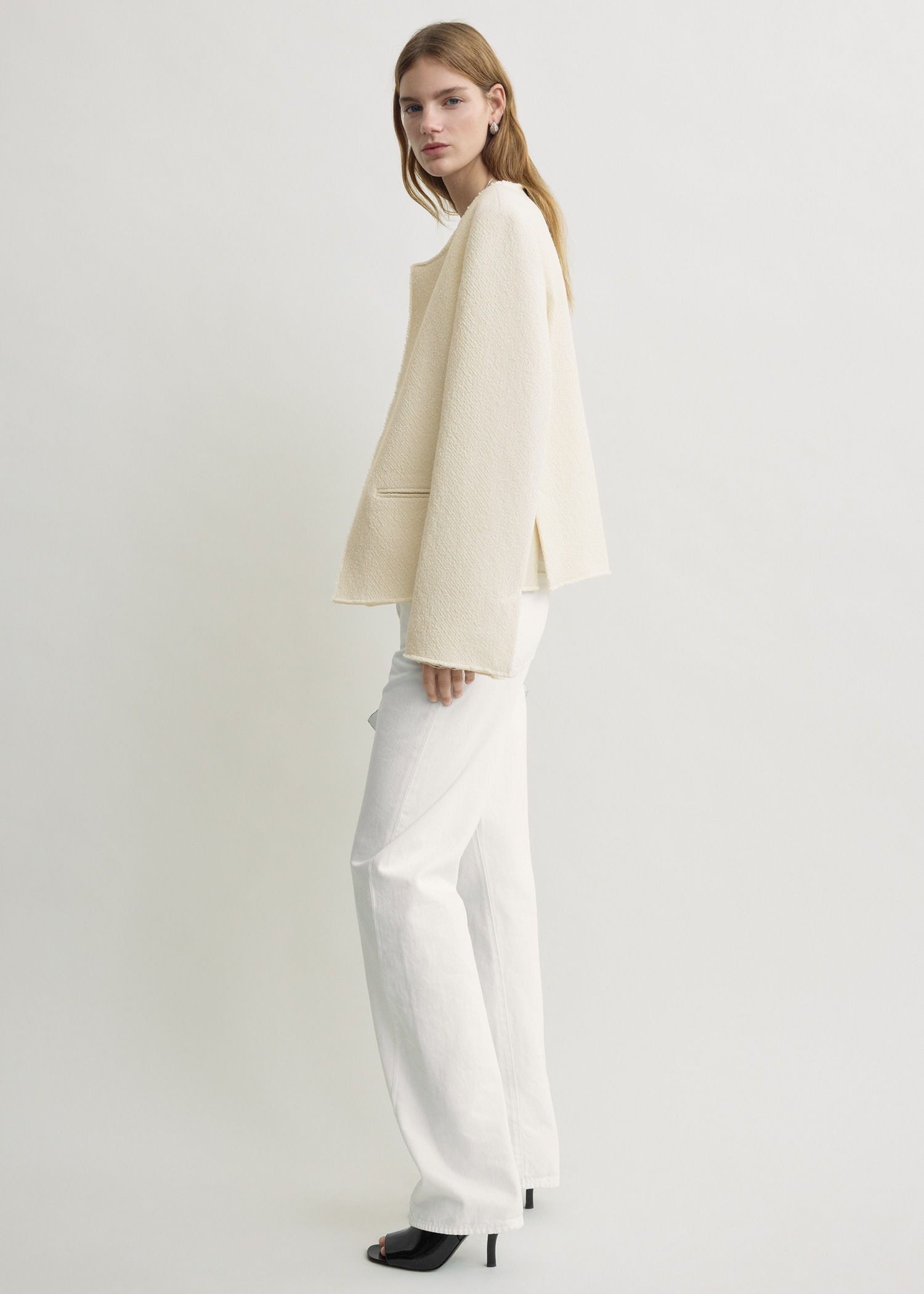 TOTEME 오픈 프론트 부클레 블레이저 에크루의 에크루컬러 1번쨰 이미지입니다.